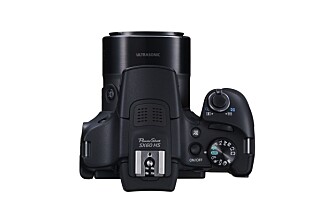 PRAKTISK: Canon PowerShot SX60 HS gir en proff følelse med bra grep og mange fysiske knapper for raske innstillinger.