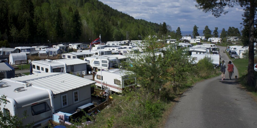 FASTLIGGERE: De fleste campingvognene i Norge er såkalte fastliggere på campingplasser, og er ikke å finne på veien. FOTO: Geir Svardal