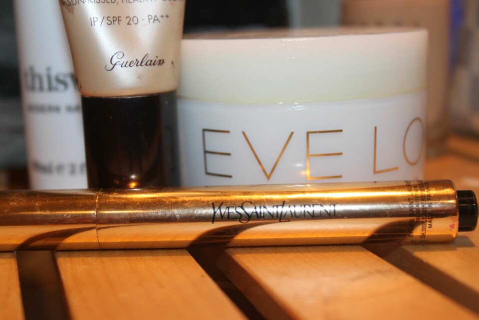 CONCEALER: Ekspertene mener det kan være vel verdt å legge litt penger i en god concealer hvis man ønsker et produkt som skjuler både blå ringer under øynene og andre ujevnheter.