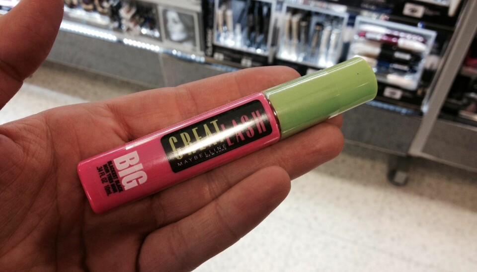 IKKE ALT DYRT ER BEDRE: Billig mascara fungerer helt fint, du skal likevel kaste den etter et par måneder.