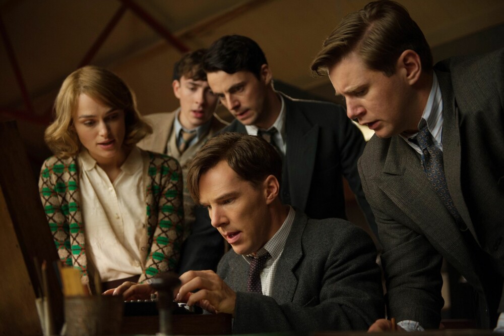 Det finnes hverken film- eller lydbåndopptak av tallgeniet Alan Turing, så Cumberbatch baserte sin rolletolkning på manuset og regissør Morten Tyldums research. Keira Knightley (t.v.) spiller hans kvinnelige motstykke.