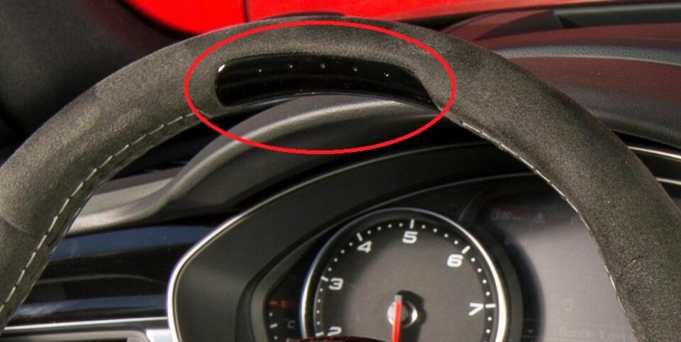 GIRINDIKATOR: Det vesle panelet på rattet er utstyrt med LED-lys som guider sjåføren til optimale girskift. FOTO: ABT