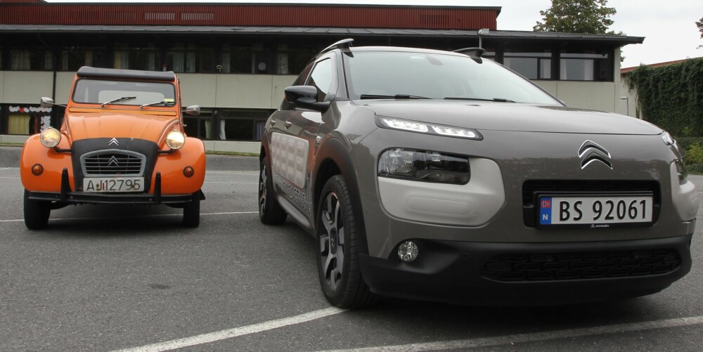 SARDINBOKS OG CACTUS: Prikk like er de ikke, men endelig har Citroën laget en bil med karakter igjen, en bil som reflekterer forhistorien av eksentriske og geniale biler. FOTO: Martin Jansen SARDINBOKS OG CACTUS: Prikk like er de ikke, men endelig har Citroën laget en bil med karakter igjen, en bil som reflekterer forhistorien av eksentriske og geniale biler. FOTO: Martin Jansen