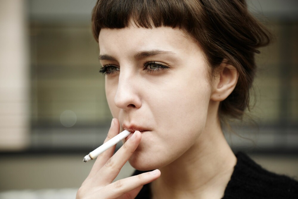 VERSTE FIENDE: Røyk gjør huden din både slappere og mer ujevn i fargen. FOTO: Colourbox
