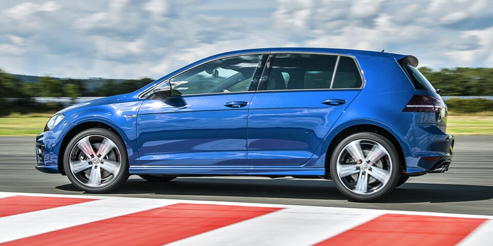VW Golf R er mer polert enn Subaru-en. Det gjør den mer komfortabel til hverdagsbruk. Samtidig byr den på plenty av morsomme egenskaper. Praktisk er den også. FOTO: TopGear
