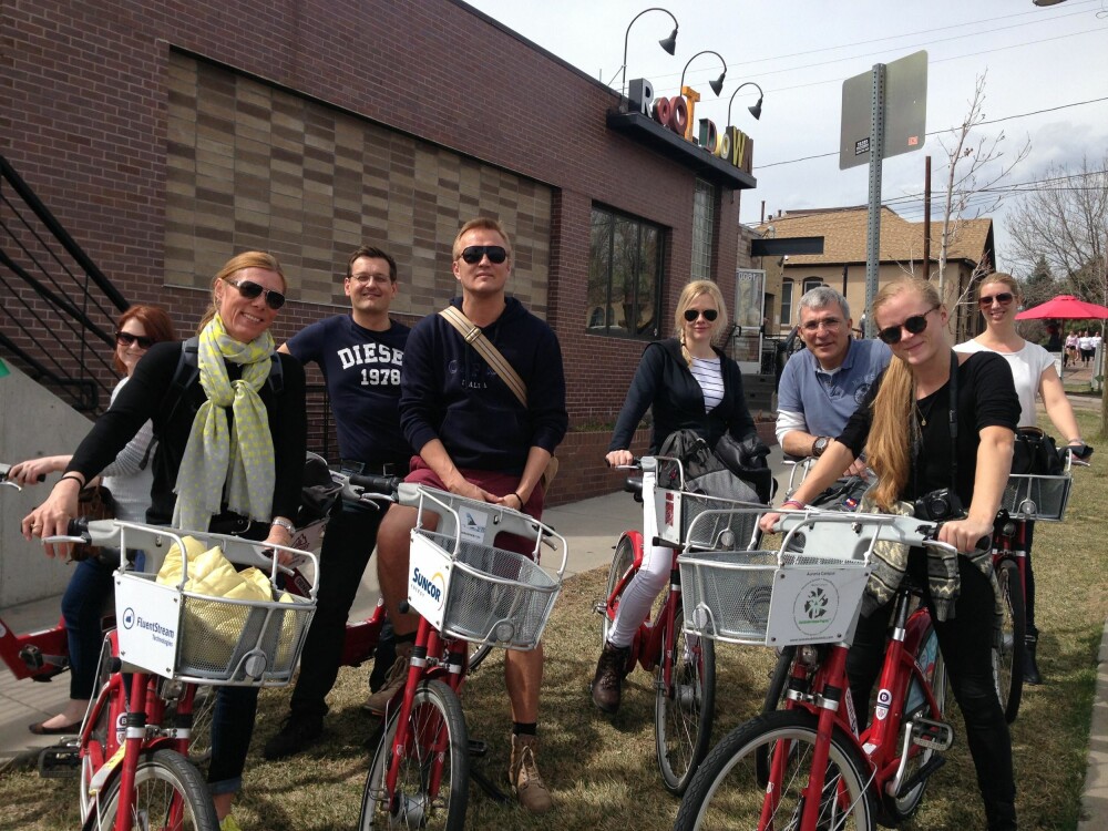 Sykkel er det perfekte fremkomstmidler i Denver. Her er Team Skandinavia på tråkketur i Colorados hovedstad. 