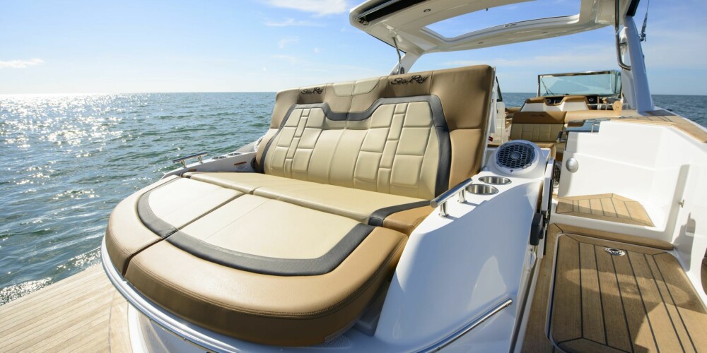 PARTY: Sea Ray 350 SLX er neppe båten du tar med på langtur. Da er det bedre å dra til nærmeste badevik og party-arty. FOTO: Sea Ray PARTY: Sea Ray 350 SLX er neppe båten du tar med på langtur. Da er det bedre å dra til nærmeste badevik og party-arty. FOTO: Sea Ray