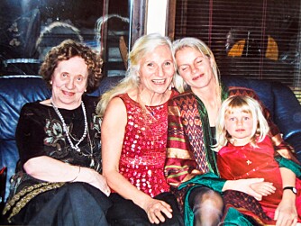  GODE MINNER: Frøydis samlet alltid familien til feiring i julen. Her er hun sammen med datteren Elfrid og barnebarnet Frøya julen for 11 år siden.