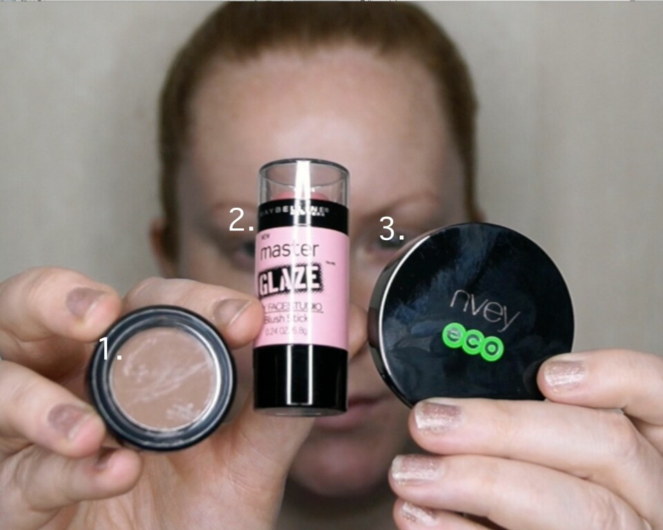 PRODUKTER BRUKT: 1. Ardell Brow Defining Powder i fargen Taupe fra TL Beauty Store (kr 89), 2. Master Glaze Blush Stick fra Maybelline Facestudio (kr 89), 3. Erase Corrector i fargen Neutral fra Nvey Eco Make-up (kr 215) + Flashing Volume Instant Effect Mascara fra Isadora (kr 159).