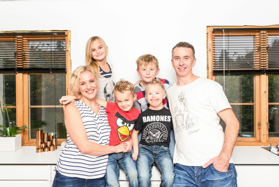 STORFAMILIE: Familien i Løkkeveien er en fornøyelig gjeng. – Synne (11), Håkon (9) og Heming (7) er mine barn, mens ektemannen min, Fred (44), har sønnen Herman (9) fra tidligere.