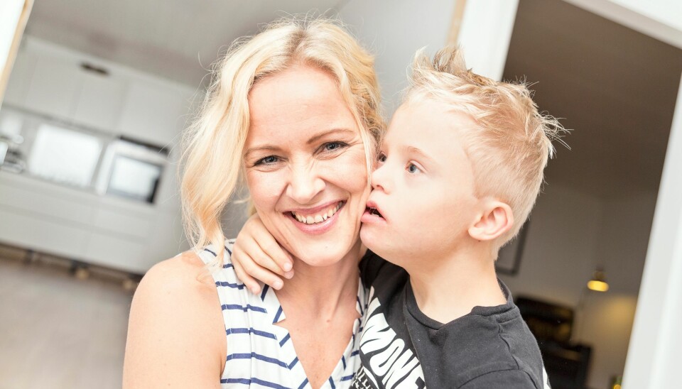 STRÅLER: Det er ingen tvil om at Hanne K. Bratland (40) og Håkon (9) trives i hverandres selskap.
– Vi har det mye moro sammen, sier mor og sønn.