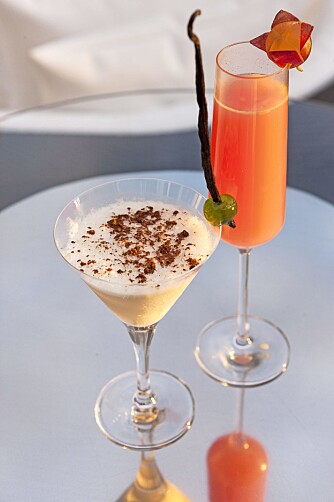 FRISK OG FARGERIK: Cava med pasjonsfrukt, og vaniljelikør med kanelstang. Velsmakende drinker på Gran Melia Palacio de Isora.