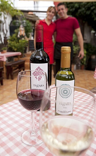 EDLE DRÅPER: I Chio produseres vin av merket Tágara. Rett ved holder restaurant El Rancho til. Teresa og Steven har selvsagt lokale dråper på vinkartet.