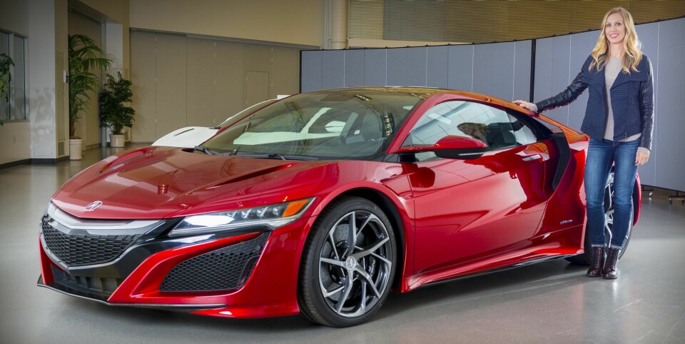 NSX: Honda NSX og designer Michelle Christensen. FOTO: Honda