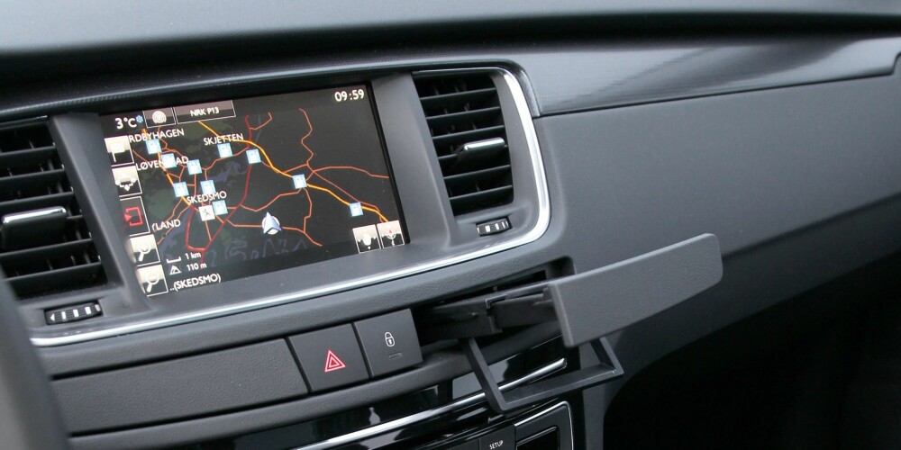 ENKLERE: Betjeningen i Peugeot 508 SW er grei, men vi skulle gjerne hatt  tydeligere kartgrafikk i navigasjonen.