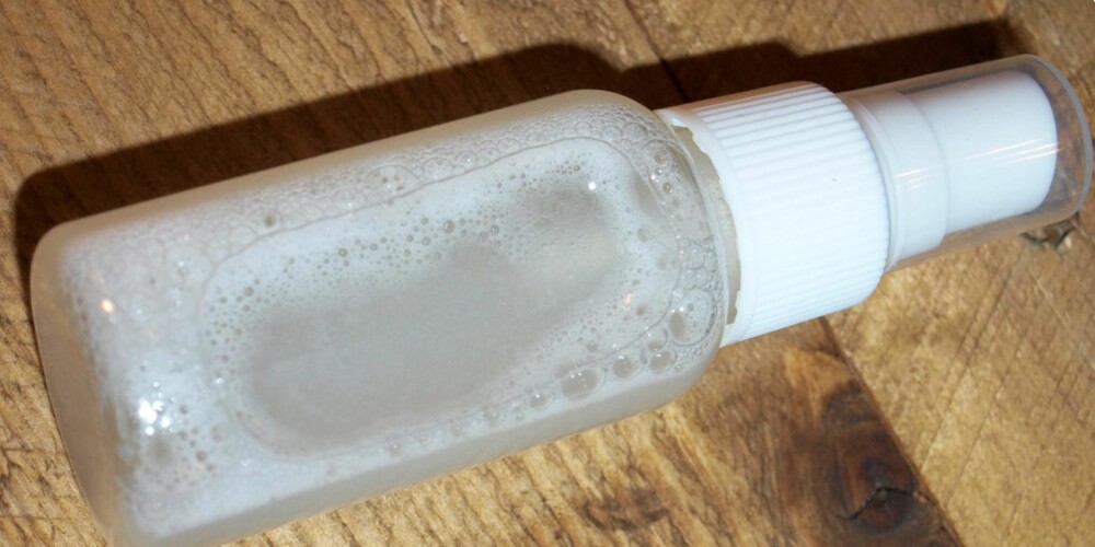 FLOKEMIDDEL: Husk å riste flasken godt før du sprayer blandingen i håret. Oljen har en tendens til å skille seg fra vannet, og balsamen kan fort klumpe seg. 