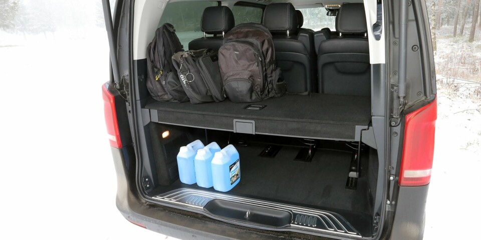 Hylle: Det er god plass i bagasjerommet om du stabler i høyden. En hylle med oppbevaringsrom gjør den jobben enklere.