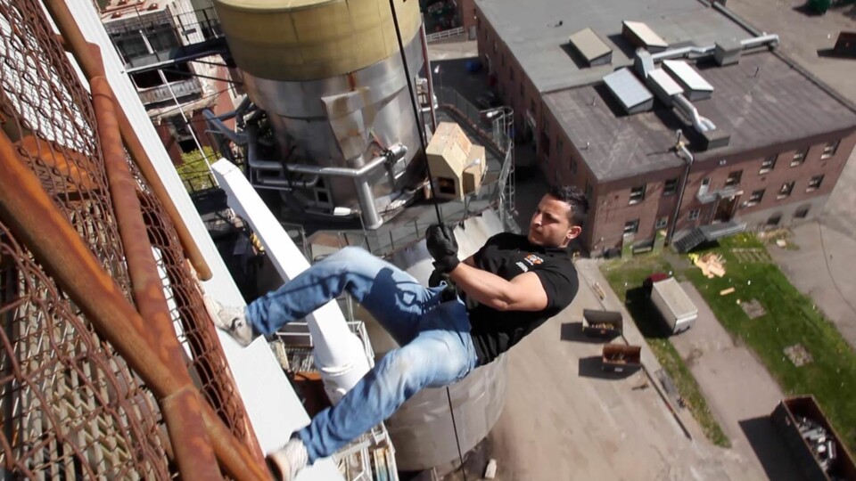 En helt vanlig dag på jobben etter endt utdannelse. John Smith Kabashi driver ISA – International Stunt Academy. Foto: Egil Nordlien