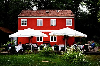 DEN RØDE COTTAGE: Rett nord for København ligger den lett gjenkjennelige Michelin-restauranten.