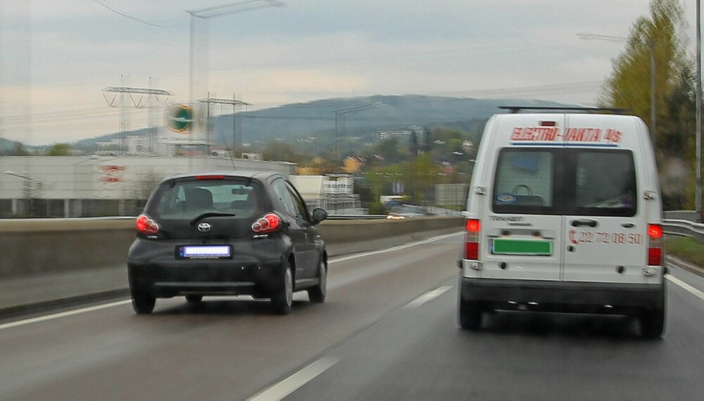 MOTORVEI: Å kjøre forbi i høyrefeltet er forbudt, men du kan komme unna med det dersom det kan defineres som en passering. FOTO: Petter Handeland