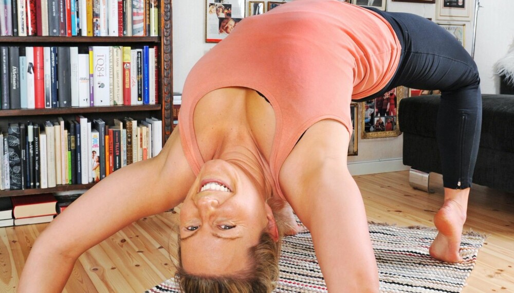 STERK PÅ GULVET: Hun mestrer yoga, men inni seg kjenner ikke Helene seg alltid like sterk. 