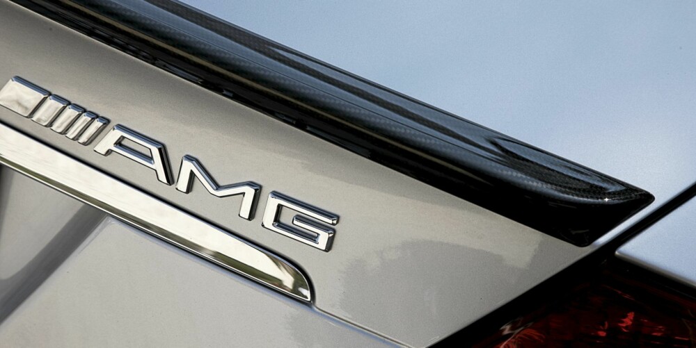 DYRT: Skal du ha denne logoen på bilen din, koster det penger. AMG er Mercedes' sportsavdeling, og ekte AMG-modeller har svært sterke motorer. Nordmenn flest synes det er lite fornuft i å bruke mye penger på mange hestekrefter, viser TNS Gallups undersøkelser. FOTO: Mercedes-Benz