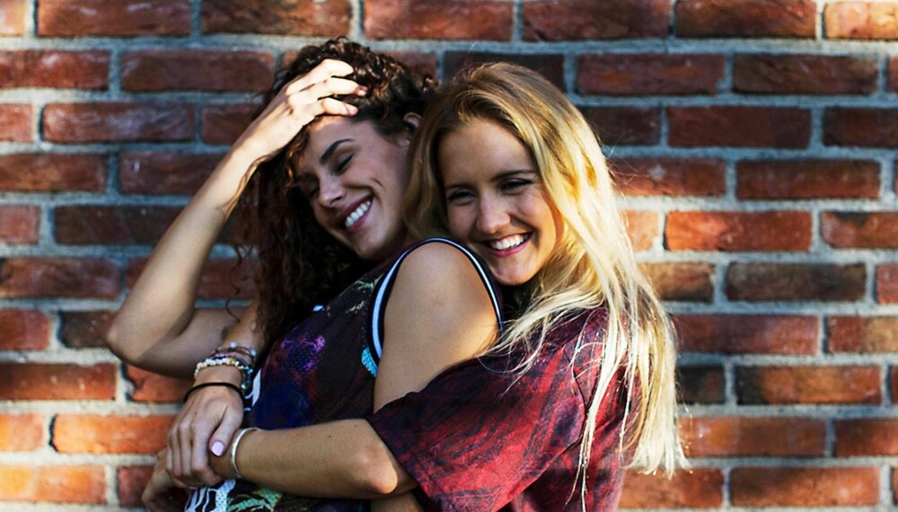 PROVOSERER: Kelly Bricen og Nora Angeltveit er jentene bak bloggen «Radiculouslife» 