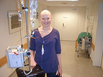 SKALLET: Tre ganger har Anniken mistet alt håret på grunn av kreftbehandlinger. 