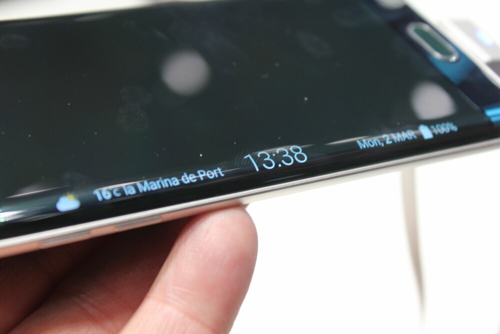 BØYD SKJERM: Den bøyde skjermen på Galaxy S6 Edge har også noen praktiske funksjoner. Den kan brukes som nattklokke og den kan for eksempel vise informasjon om hvem som ringer. 