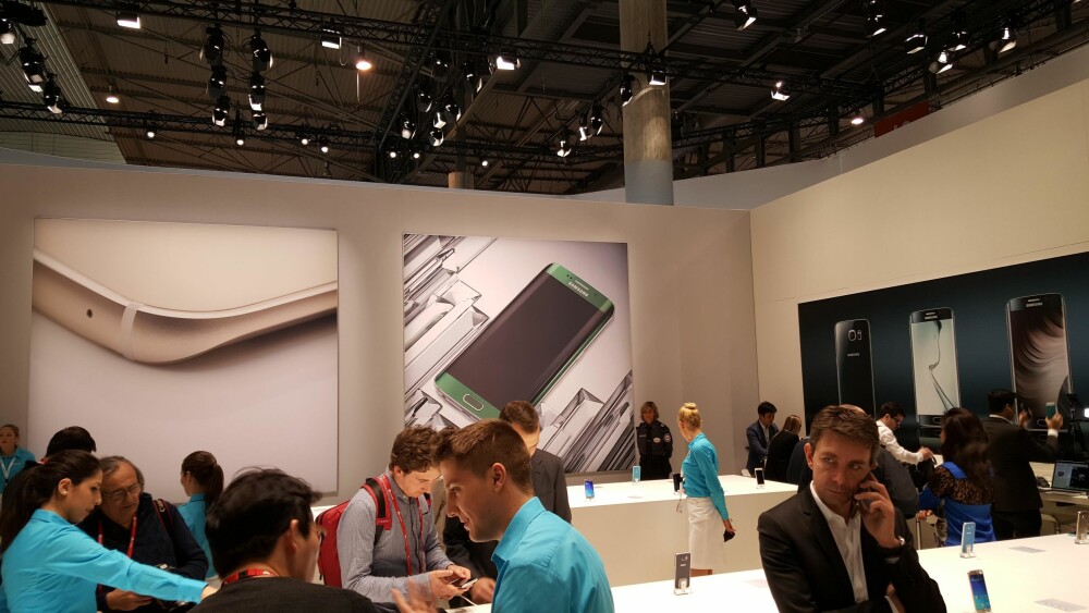 KAMERAET: Dette bildet er tatt med Galaxy S6 Edge. På veggen bak kan du også se hvordan Galaxy S6 ser ut i grønn versjon.