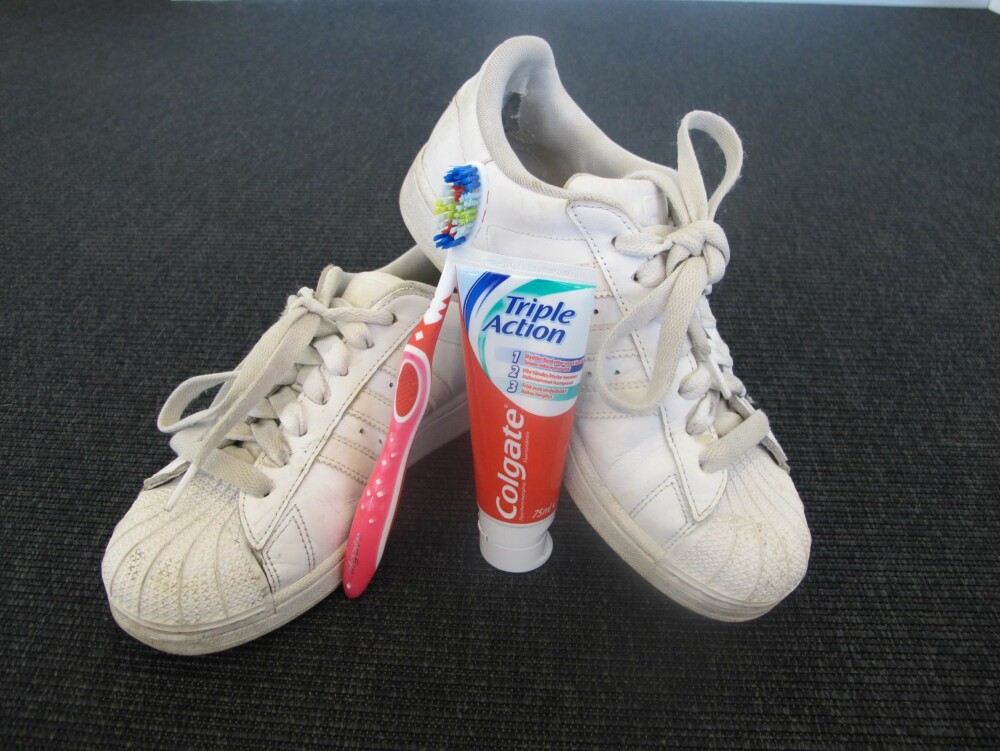 BRUK TANNBØRSTE OG TANNKREM: Det er ikke bare tennene dine som blir rene og pene, også skoene dine blir hvite med tannkrem og tannbørste!