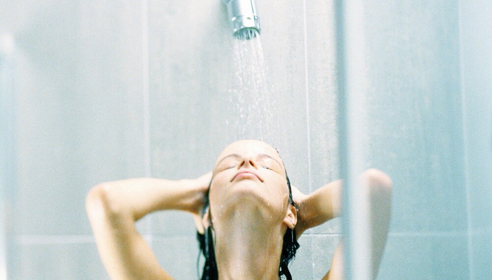 SLITER PÅ HUD OG HÅR: Du gjør vel ikke disse tabbene når du dusjer? FOTO: Colourbox
