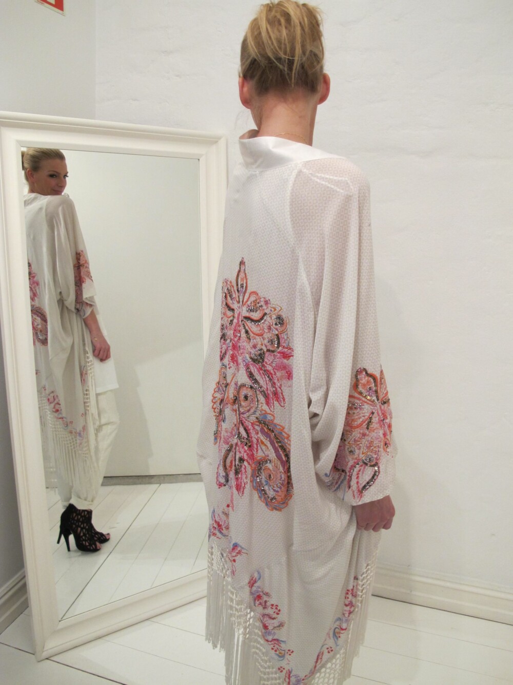 TRENDY: Hvit kimono med print på ryggen, kr. 699.
