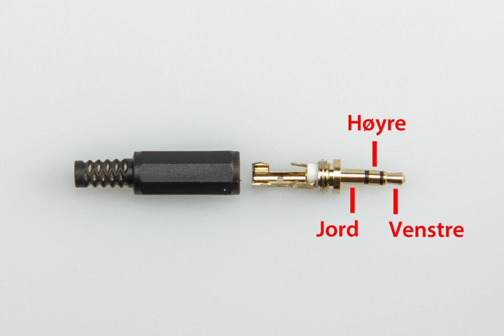 Den nye pluggen: Gjør deg kjent med pluggen du har kjøpt. Det er alltid slik at venstre kanal er ytterst på minijacken, høyre i midten og jord innerst. Når du skrur av den svarte beskyttelseshetten er det derfor tre ulike hull hvor du kan lodde på disse tre lederne i hodetelefonledningen.