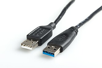 USB Type-A: Denne pluggen kjenner alle. Den blå varianten av kabelen er kompatibel med USB 3.0. A-pluggen går i verten, altså en PC, Blu-ray-spiller, TV eller hva det måtte være.