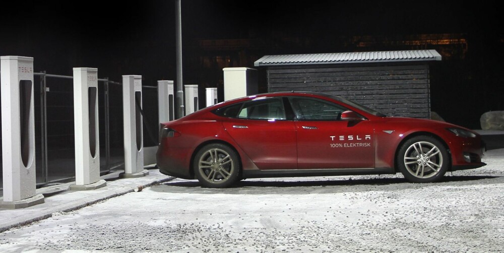 LADE OPP: På Gol benytter vi Teslas supercharger.
