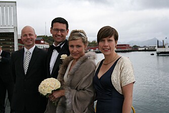 Margrethe Schut (til høyre) døde i en fjellulykke på Nordmøre i 2011. Her er hun forlover i bryllupet til bestevenninnen Åse og Christian i 2010.