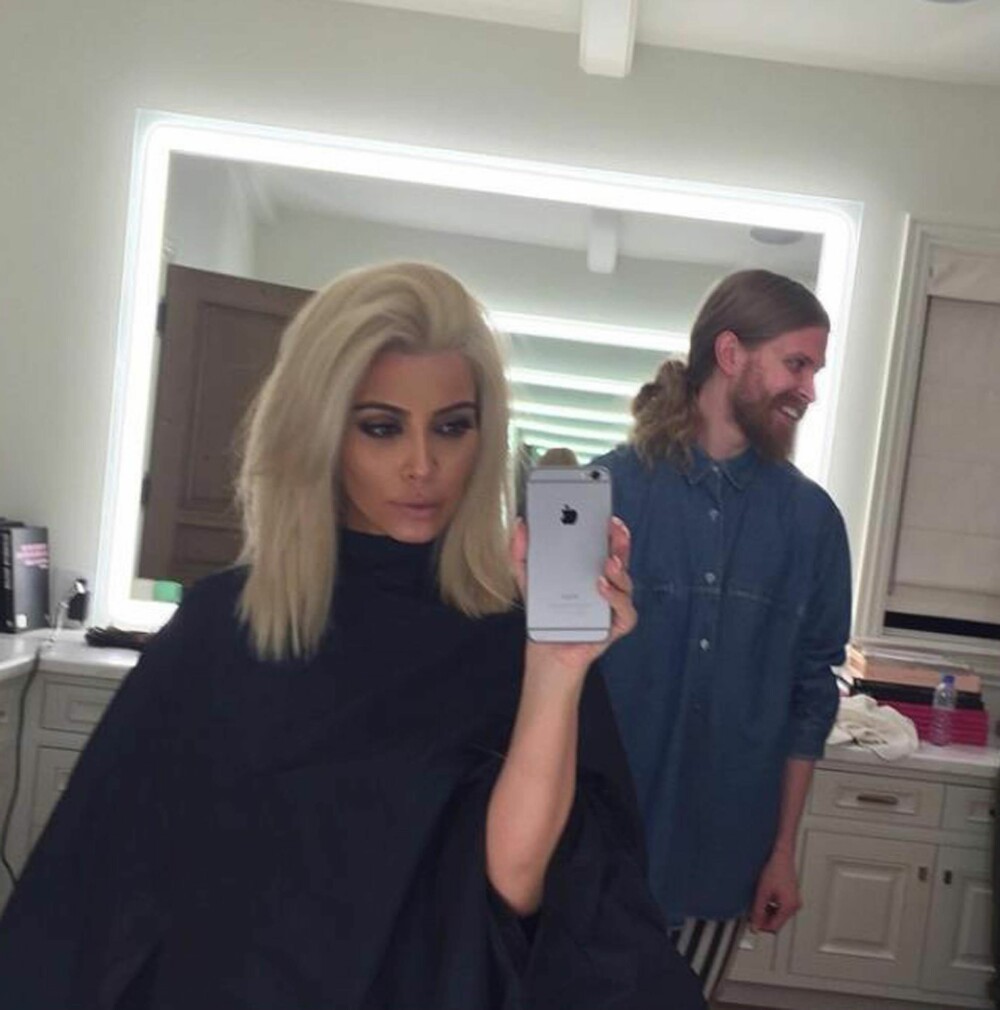 FARGE-SLITASJE: Kim Kardashian bleket nylig sitt mørke hår platina-blondt. Sånt er hard kost for håret. FOTO: Stella Pictures