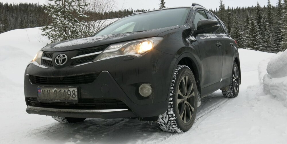 KOBLER TIL: Toyota RAV4 var ved utgangen av mars Norges mest solgte firehjulstrekker. Firehjulstrekket fungerer ved at fordelingen av kreftene foran/bak kan varieres fra 100:0 til 50:50. Forhjulstrekk er (100:0) automatisk innkoblet under normal kjøring for å redusere drivstofforbruket. FOTO: Martin Jansen