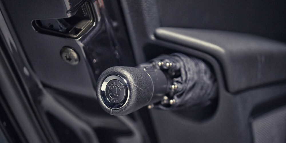LUKSUSUTSTYR: Skoda Superb har kopiert Rolls-Royce Phantom. Den har paraply integrert i døren, akkurat som Rolls-en. FOTO: Alex Howe