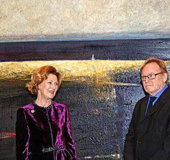 ÅPNET UTSTILLING: Dronning Sonja og kunstner Ørnulf Opdahl foran et av hans verk.
