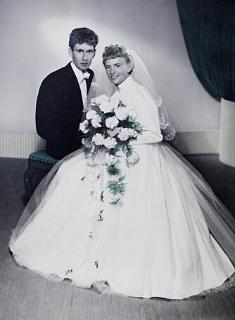 EN KJÆRLIGHETSHISTORIE: 8. juni 1957 gir Bjørg og Ragnar hverandre sitt forelskede «ja» foran alteret.