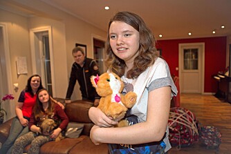 FØRERHUND: Ida Sofie skal få førerhund når hun blir 16. Nå må hun nøye seg med kosedyr.