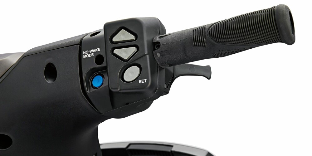 FARTSHOLDER: Trykker du på den blå knappen går scooteren i såkalt No Wake Mode. Den holder da fem knop
og lager minimalt med bølger. Pilknappene og den runde knappen under er for justering av fartsholderen,
som fungerer i alle hastigheter. FOTO: Produsent