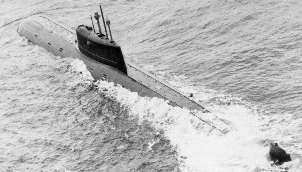 Den atomdrevne angrepsubåten Komsomolets var Nordflåtens stolthet. Men den led av konstruksjonsfeil. Den tok fyr og sank på sitt første operative tokt i 1989. 42 besetningsmedlemmer omkom.