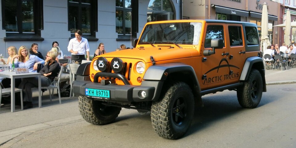LOOK AT ME: En oransje Jeep Wrangler Rubicon med Arctic Trucks-behandling vekker noe oppsikt. FOTO: Martin Jansen