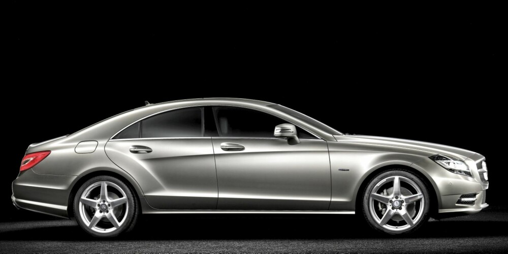 FØRST: Mercedes-Benz hevder å være de første som bygde en firedørs coupé. Oppfølgeren til suksessen CLS bærer samme navn - og er basert på samme tankegang.