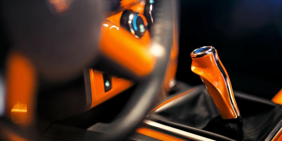 PISTOL: Et perfekt støpt pistolgrep på girstanga, komplett med en fin fordypning til tommelen, har erstattet den manuelle standardspaken i Challenger.