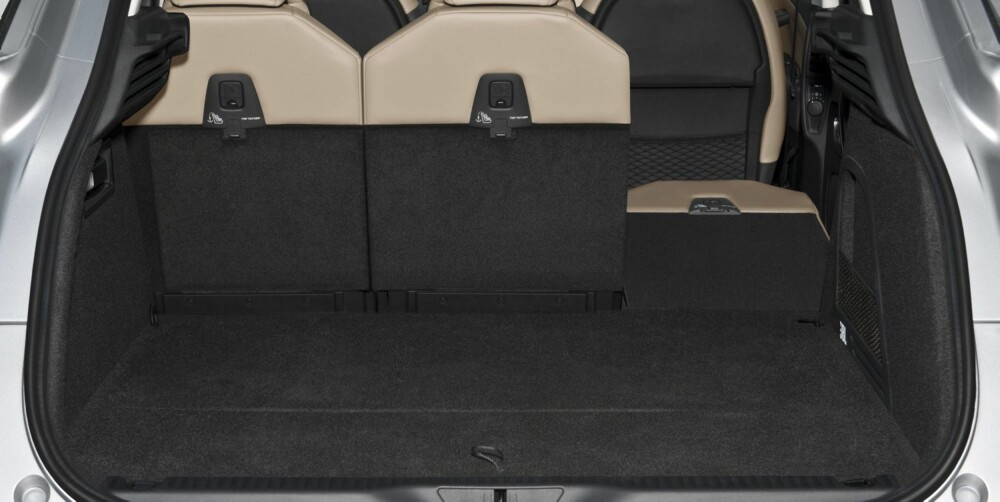 NEDFELLBARE: Bakseteryggene kan felles ned - ganske vanlig i dag. men de tre enkeltsetene kan også skyves frem og tilbake. FOTO: Citroën NEDFELLBARE: Bakseteryggene kan felles ned - ganske vanlig i dag. men de tre enkeltsetene kan også skyves frem og tilbake. FOTO: Citroën