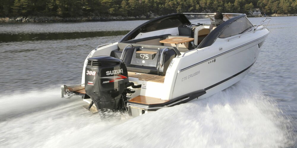 SOMMERMORO: Den åpne Askeladden C75 Cruiser er morsom å kjøre og en båt du har mest glede av på fine sommerdager. SOMMERMORO: Den åpne Askeladden C75 Cruiser er morsom å kjøre og en båt du har mest glede av på fine sommerdager.